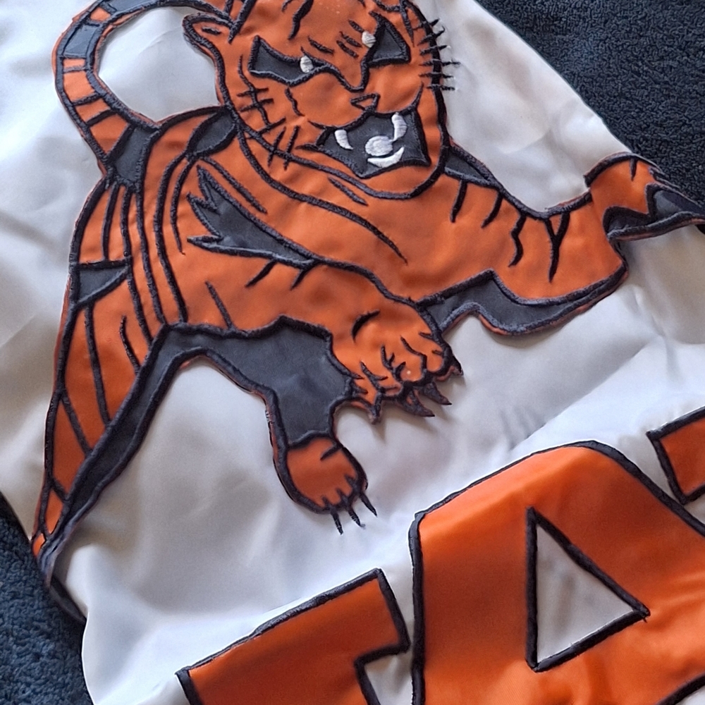 VINTAGE 1997 AUBURN TIGERS WIND SOCK/FLAG RARE! NWT